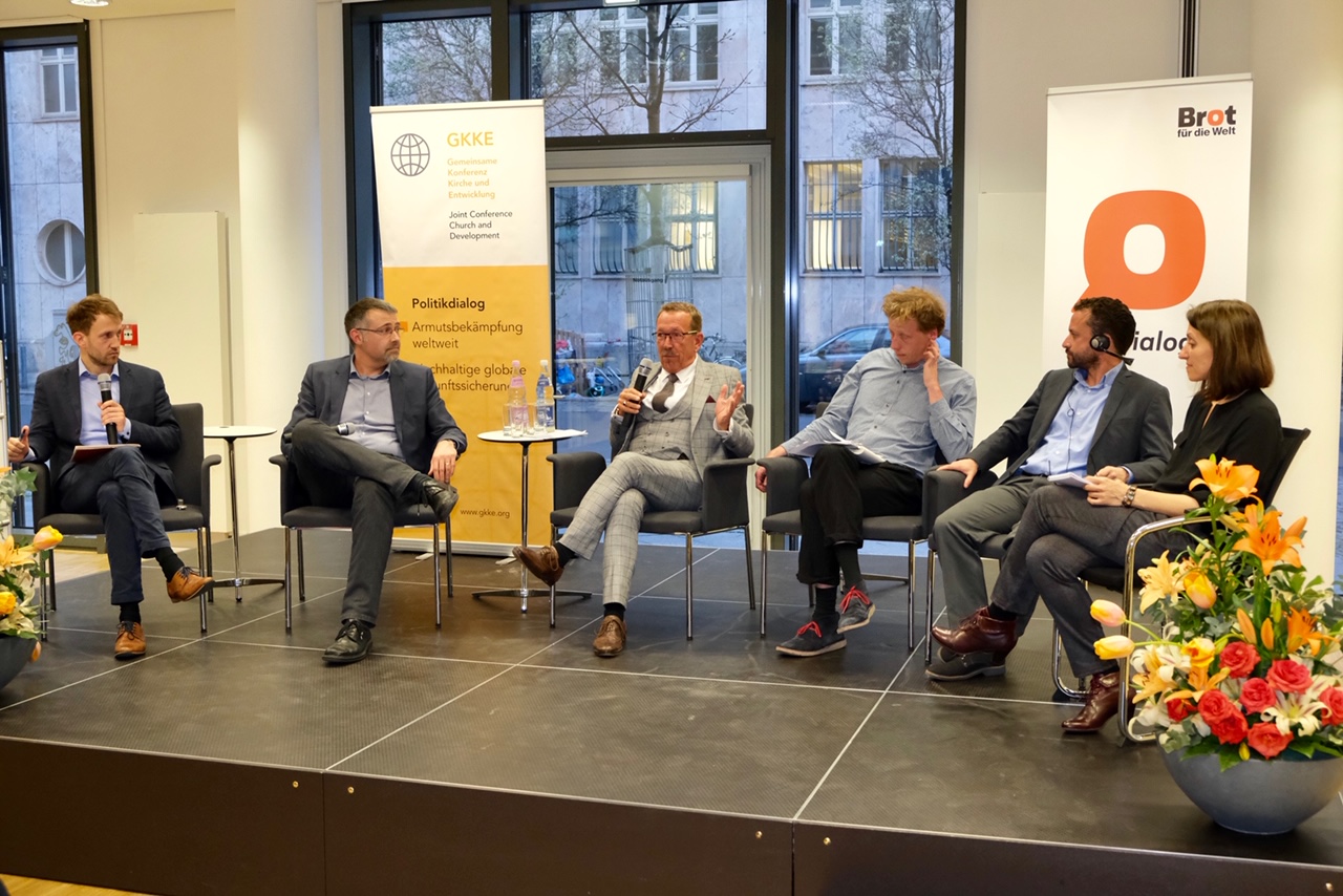 Andreas Dieterich (Brot für die Welt), Dr. Max Mutschler (GKKE und BICC), Karl-Heinz Brunner MdB (SPD), Dr. Christian Schliemann (ECCHR), Santiago Aguirre (Menschenrechtsanwalt Mexiko), Dolmetscherin